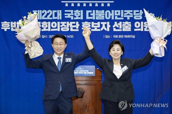 제22대 국회 후반기 국회의장과 부의장 후보로 선출된 조정식·남인순 의원이 13일 국회에서 열린 제22대 국회 후반기 국회의장 및 부의장 후보 선출 의원총회에서 기념 촬영하고 있다. 2026.5.13 [공동취재]