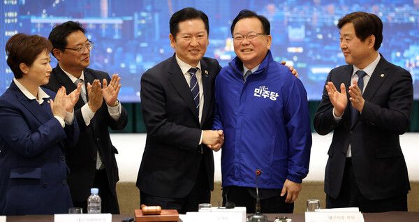 더불어민주당&nbsp;정청래&nbsp;대표가 4월 8일&nbsp;대구&nbsp;북구 인터불고 엑스코 호텔에서 열린 더불어민주당 현장 최고위원회의에서&nbsp;대구시장 후보인 김부겸 전 국무총리에게 당 점퍼를 입혀준 뒤 기념 촬영을 하고 있다. [사진=연합뉴스]