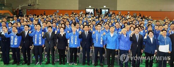 12일 오후 전남 강진군 군동면 강진제2실내체육관에서 열린 더불어민주당 전남ㆍ광주ㆍ전북 공천자대회에서 정청래 총괄상임선대위원장, 민형배 전남광주통합특별시장 후보, 이원택 전북특별자치도지사 후보 등 참석자들이 구호를 제창하고 있다. 2026.5.12 [사진=연합뉴스]