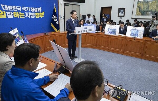 6·3 지방선거과 재보선을 21일 앞둔 13일 더불어민주당 정청래 대표가 13일 국회에서 기자회견을 하고 있다. 2026.5.13 [사진=연합뉴스]