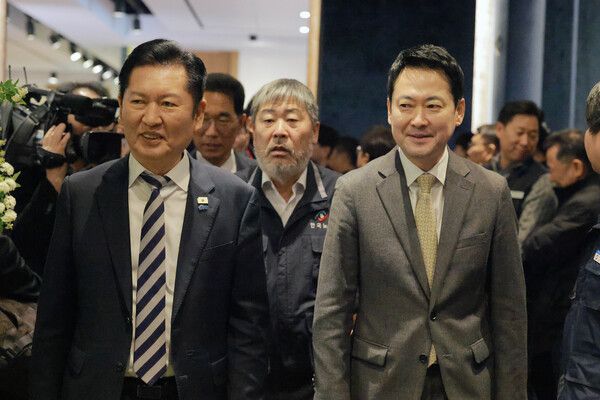 &nbsp;더불어민주당&nbsp;정청래&nbsp;대표와 국민의힘&nbsp;장동혁&nbsp;대표가 3월 10일 서울 여의도 한국노총에서 열린 한국노총 창립 80주년 기념식에 참석하고 있다. [사진=연합뉴스]