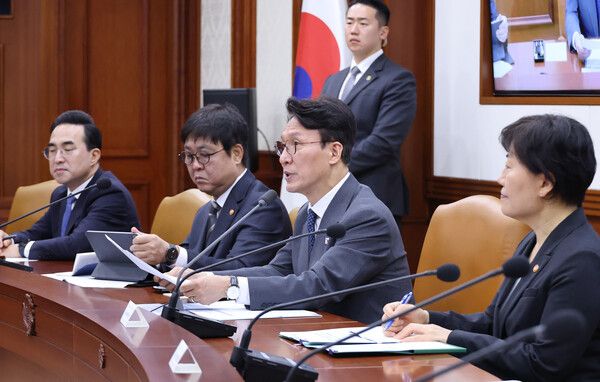 &nbsp;김민석&nbsp;국무총리가 13일 서울 종로구 정부서울청사에서 열린 비상경제본부회의에서 발언하고 있다. [사진=연합뉴스]