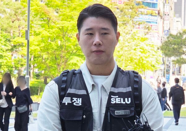 최승호 초기업노조&nbsp;삼성전자지부 위원장이 13일 경기도 수원시 영통구 수원지방법원에서 열린&nbsp;삼성전자가 노조를 상대로 제기한 위법 쟁의행위 금지 가처분 신청 심문 기일에 출석하고 있다. [사진=연합뉴스]