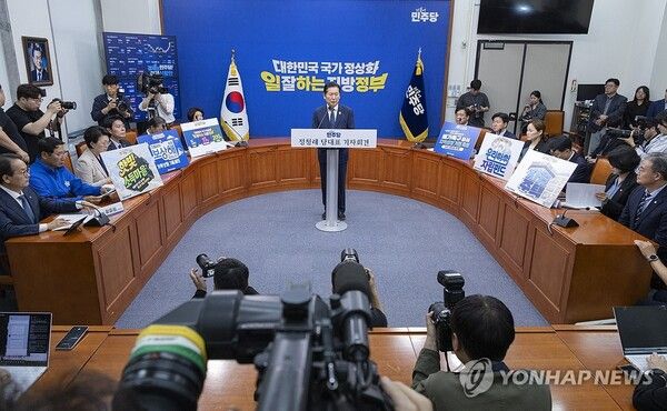 6·3 지방선거과 재보선을 21일 앞둔 13일 더불어민주당 정청래 대표가 13일 국회에서 가진 기자회견에서 이번 선거의 의미를 말하고 있다. 2026.5.13 [사진=연합뉴스]