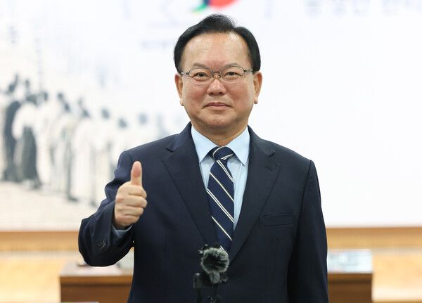 더불어민주당&nbsp;김부겸&nbsp;대구시장 후보가 14일 대구시선거관리위원회에서 6·3 지방선거 대구시장 후보 등록 신청을 한 뒤 포즈를 취하고 있다. [사진=연합뉴스]