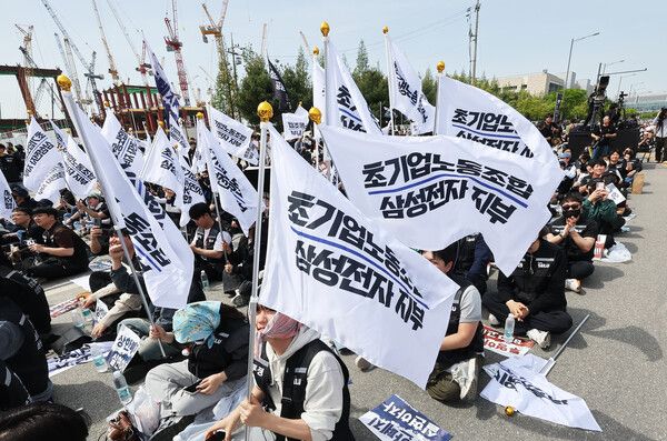 &nbsp;4월 23일 경기도 평택시&nbsp;삼성전자&nbsp;평택캠퍼스 앞에서 열린&nbsp;삼성전자&nbsp;노동조합 공동투쟁본부의 '투명하게 바꾸고, 상한폐지 실현하자-4/23 투쟁 결의대회'에서 조합원들이 구호를 외치고 있다. [사진=연합뉴스]