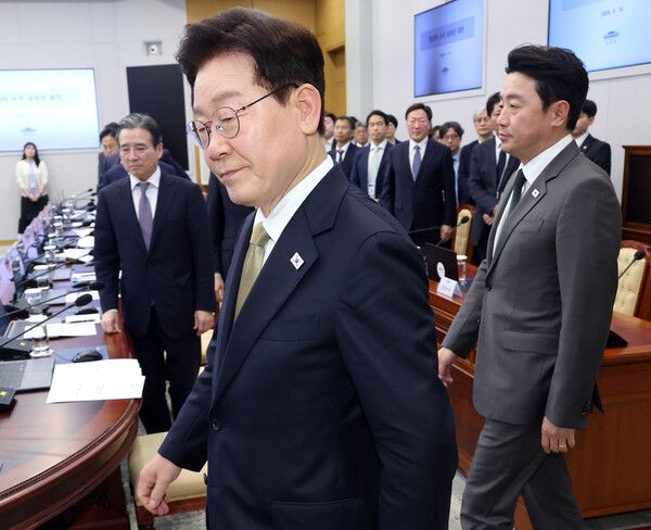 이재명 대통령이 14일 청와대에서 수석보좌관회의에 입장하고 있다. 이 대통령 뒤는 강훈식 비서실장과 김용범 정책실장. [사진=연합뉴스]