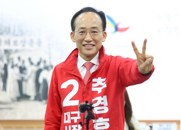 &nbsp;국민의힘&nbsp;추경호&nbsp;대구시장 후보가 14일 대구시선거관리위원회에서 6·3 지방선거 대구시장 후보 등록 신청을 한 뒤 포즈를 취하고 있다. [사진=연합뉴스]