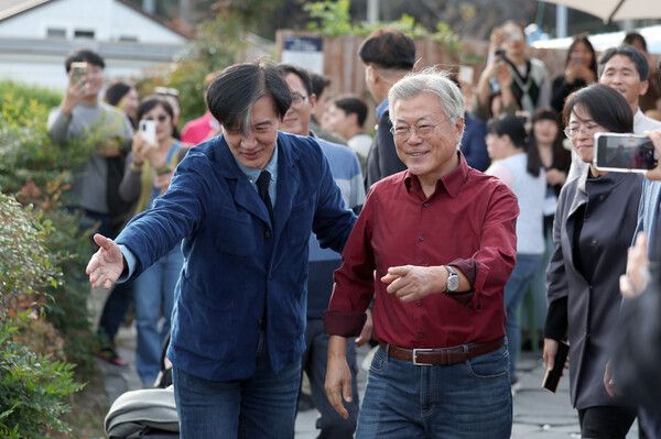 문재인&nbsp;전 대통령과&nbsp;조국&nbsp;전 법무부 장관이 2023년 11월 9일 오후 경남 양산시 하북면 평산마을 평산책방에서 이동하고 있다.&nbsp;이날 평산책방에서는 '디케의 눈물,&nbsp;조국&nbsp;작가와의 만남'이 열렸다. [사진=연합뉴스]