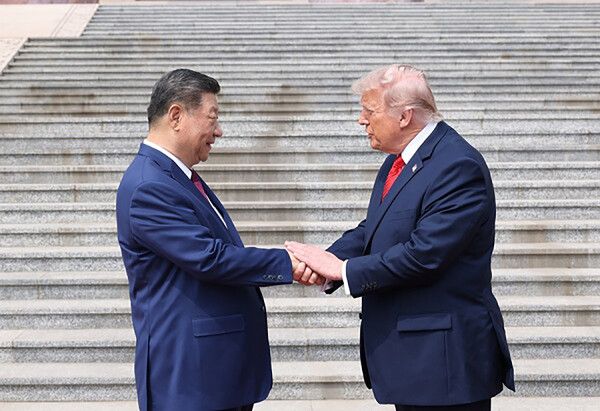 2026년 베이징 인민대회당에서&nbsp;시진핑&nbsp;중국 국가주석과 악수하며 손등 두드리는 도널드&nbsp;트럼프&nbsp;미국 대통령.&nbsp;[UPI 연합뉴스 자료사진. 재판매 및 DB금지]
