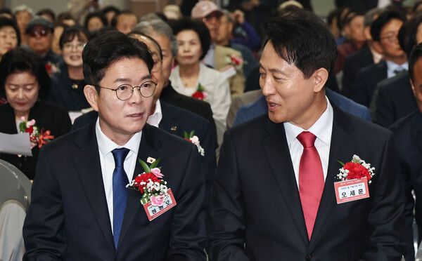 더불어민주당&nbsp;정원오&nbsp;서울시장 후보와 국민의힘&nbsp;오세훈&nbsp;서울시장 후보가 6일 서울 중구 장충체육관에서 열린 대한노인회 서울시연합회 제54회 어버이날 기념행사에서 대화하고 있다. [사진=연합뉴스]