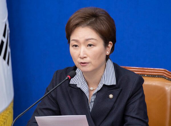 이언주 민주당 공동선대위원장은 13일 라디오에서 조국 후보가 '내가 김용남 후보보다 훨씬 더 민주당스러운 후보다'라는 한 발언에 대해 