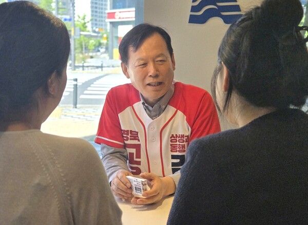  김상동 경상북도교육감 후보가&nbsp;15일 안동에서 학부모들을 만나 무너진 교권을 바로 세우기 위한 해법을 논의하고 있다. / 사진=김상동 경상북도교육감 후보 캠프