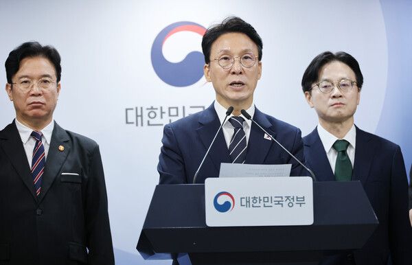 &nbsp;김민석&nbsp;국무총리가 17일 서울 종로구 정부서울청사에서 삼성전자 파업 관련 대국민 담화를 하고 있다.&nbsp;왼쪽부터 김영훈 고용노동부 장관,&nbsp;김민석&nbsp;국무총리, 김정관 산업통상부 장관. [사진=연합뉴스]