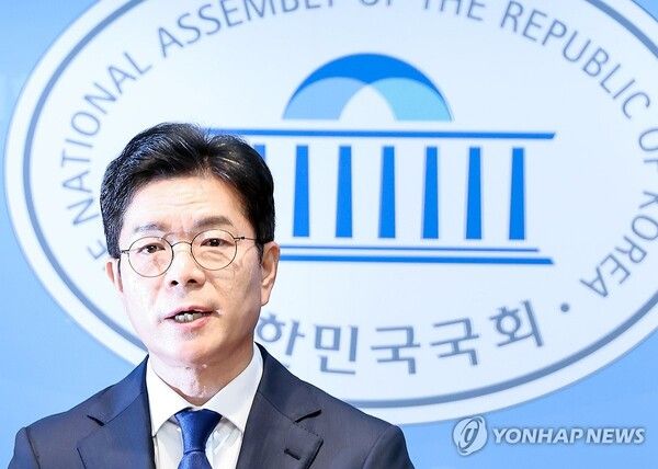 더불어민주당 정원오 서울시장 후보가 15일 국회 소통관에서 지역사랑상품권 관련 공약을 발표하고 있다.[사진=연합뉴스]