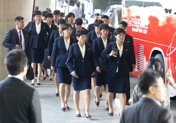 &nbsp;2025-2026 아시아축구연맹(AFC) 여자 챔피언스리그 4강전에서 수원FC 위민을 상대하는&nbsp;내고향여자축구단이 17일 인천국제공항 제1여객터미널을 통해 입국한 뒤 버스 탑승을 위해 이동하고 있다. [사진=연합뉴스]