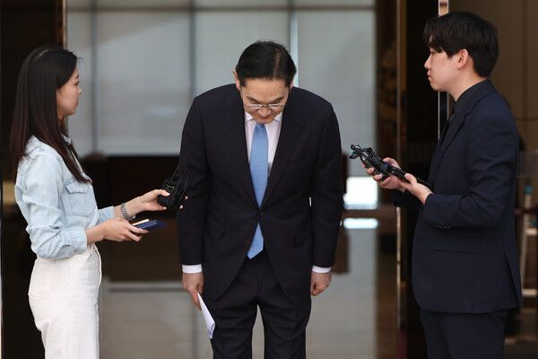 &nbsp;해외 출장을 마치고 급거 귀국한&nbsp;이재용&nbsp;삼성전자 회장이 16일 서울 김포비즈니스항공센터(SGBAC)에서 머리 숙여 사죄 인사를 하고 있다. [사진=연합뉴스]