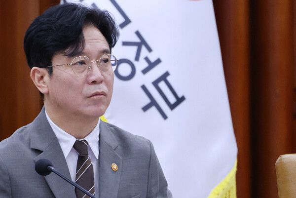 &nbsp;김영훈&nbsp;고용노동부 장관이 15일 오전 서울 종로구 정부서울청사에서 열린 비상경제본부회의 겸 경제ㆍ부동산 관계장관회의에 참석하고 있다. [사진=연합뉴스]