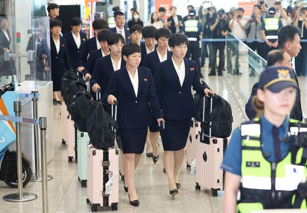2025-2026 아시아축구연맹(AFC) 여자 챔피언스리그 4강전에서 수원FC 위민을 상대하는&nbsp;내고향여자축구단이 17일 인천국제공항 제1여객터미널을 통해 입국하고 있다.[사진=연합뉴스]