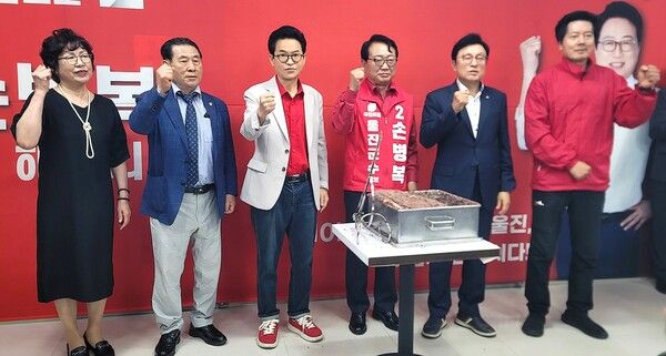 (오른쪽 두 번째부터 국민의힘 박형수 국회의원, 손병복 울진군수 후보, 이철우 경북도지사 후보 / 사진=이철우 경북도지사 후보 캠프