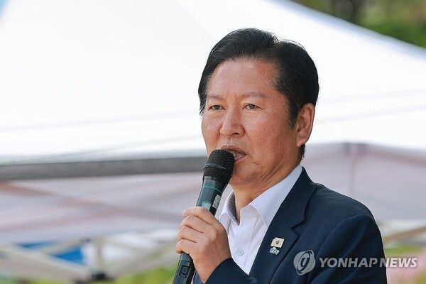 더불어민주당 총괄상임선대위원장인 정청래 대표가 14일 경북 울릉군 천부초등학교 운동장에서 열린 제30회 북면 면민체육대회에 참석해 축사하고 있다.[사진=연합뉴스]