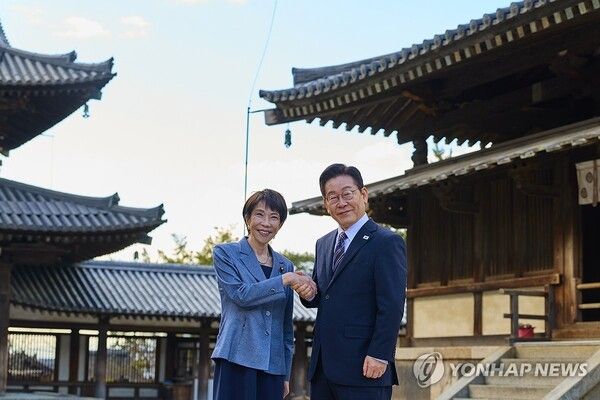 지난 1월 한일정상회담을 위해 일본 나라현에서 만난 이재명 대통령과 다카이치 사나에 일본 총리가 호류지(법륭사)에서 기념촬영을 하고 있다.[사진=연합뉴스]