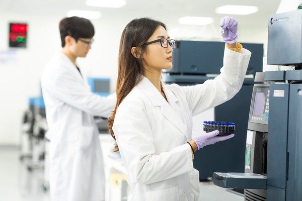 한 기업의 바이오 연구실에서 연구원들이 바이오의약품 분석 및 연구개발 작업을 진행하고 있다. 글로벌 바이오 공급망 재편이 본격화되면서 오송·대덕 등 충청권 바이오 클러스터가 새로운 생산·연구 거점으로 주목받고 있다. [사진=삼성바이오에피스]