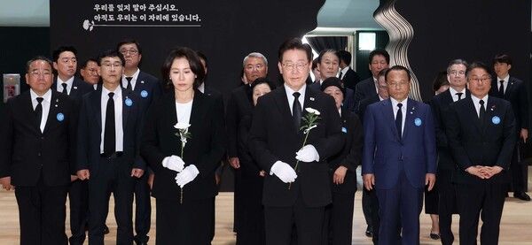 이재명&nbsp;대통령과 김혜경 여사가 18일 광주 옛 전남도청 방문을 마친 뒤 상무관에서 헌화하고 있다.&nbsp;문화체육관광부는 전시·추모공간 등으로 조성한 옛 전남도청을 이날 정식 개관했다. [사진=연합뉴스]