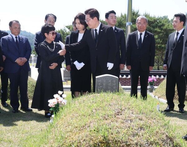이재명&nbsp;대통령이 18일 광주 북구 5·18 민주묘지 내 박인배 열사 묘소를 참배한 뒤 누나 은숙 씨를 위로하고 있다. [사진=연합뉴스]
