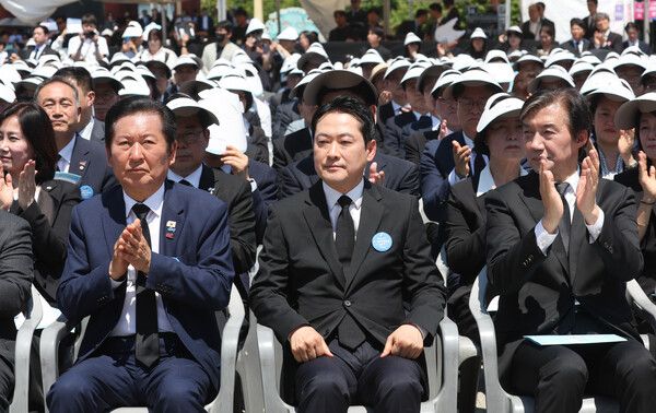 더불어민주당 정청래 대표(왼쪽부터), 국민의힘 장동혁 대표, 조국 혁신당 조국 대표가 18일 광주 5·18 민주광장에서 열린 제46주년 5·18 민주화운동 기념식에서&nbsp;이재명&nbsp;대통령의 기념사를 듣고 있다. [사진=연합뉴스]