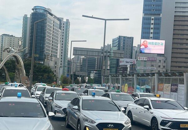 19일 대구 동대구역 앞에서 택시들이 승객을 기다리고 있다.[사진=이창희 기자]