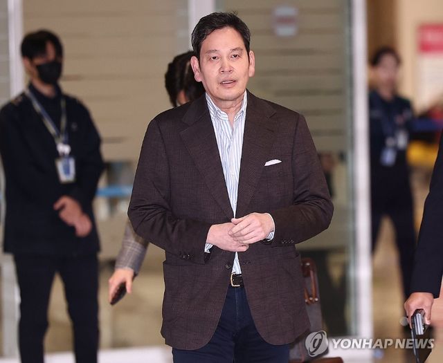 스타벅스 '5.18탱크데이' 이벤트에 국민적 분노가 폭발하자 19일 신세계그룹 정용진 회장 대국민사과를 했다. 그러나 국민들의 분노는 가라앉지 않고 있다. [사진=연합뉴스]