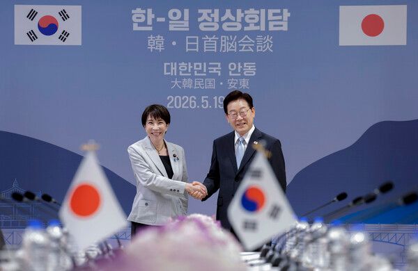 이재명&nbsp;대통령과 다카이치 사나에 일본 총리가 19일 경북 안동 한 호텔에서 확대 정상회담에 앞서 악수하고 있다. [사진=연합뉴스]