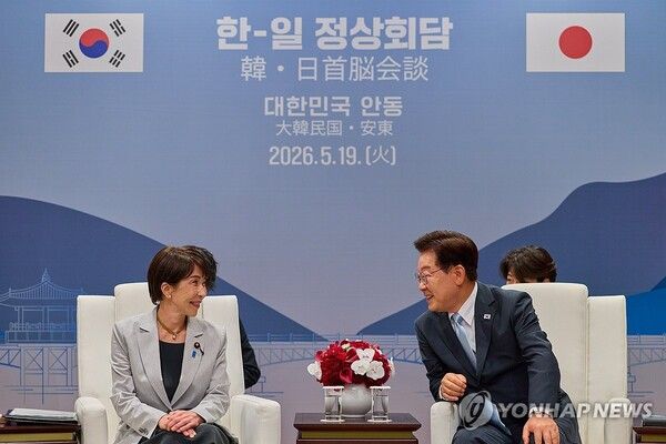 이재명 대통령과 다카이치 사나에 일본 총리가 19일 경북 안동 한 호텔에서 소인수 정상회담을 하고 있다