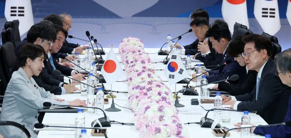 이재명&nbsp;대통령과 다카이치 사나에 일본 총리가 19일 경북 안동 한 호텔에서 확대 정상회담을 하고 있다. [사진=연합뉴스]