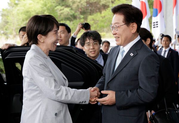 이재명&nbsp;대통령과 다카이치 사나에 일본 총리가 19일 정상회담장인 경북 안동 한 호텔에서 악수하고 있다. [사진=연합뉴스]