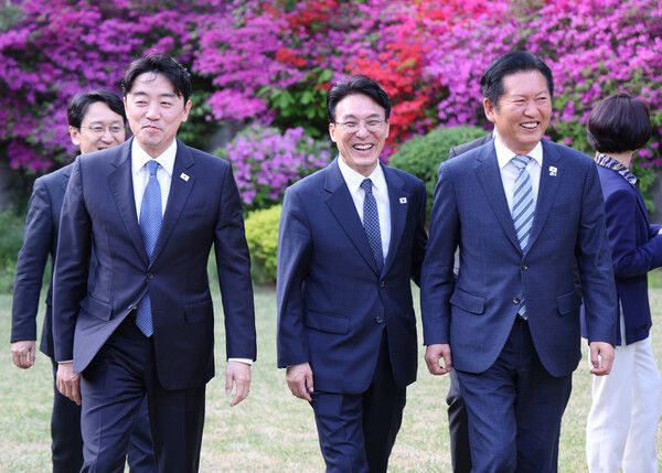 김민석&nbsp;국무총리(가운데)가 22일 서울 종로구 삼청동 총리공관에서 열린 고위당정협의회에서 더불어민주당&nbsp;정청래&nbsp;대표, 강훈식 대통령 비서실장과 기념 촬영을 마친 뒤 이동하고 있다. [사진=연합뉴스]