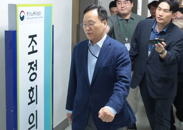 &nbsp;삼성전자&nbsp;사측 대표교섭위원인 여명구 DS(디바이스솔루션·반도체 사업 담당) 피플팀장이 20일 정부세종청사 중앙노동위원회에서 총파업 예고 시점을 하루 앞두고 열린 3차 사후조정 회의에 들어가고 있다. [사진=연합뉴스]