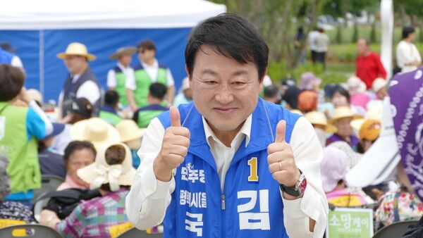 19일 오전 경기도 평택시 오성면 농업생태원에서 열린 평택노인장기요양협회 주최 '짜장면데이' 행사에서 더불어민주당 김용남 평택을 국회의원 재선거 후보가 시민들과 인사를 나누고 있다. 몇몇 시민들이 기념사진 촬영을 요청하자 김용남 후보는 이에 응하기도 했다. 2026.5.19. [사진=김대성]