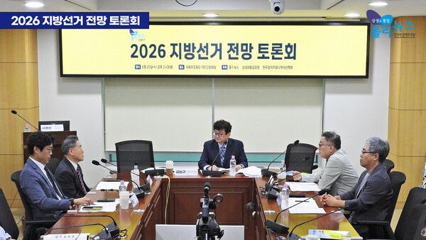 20일 국회 의원회관에서 폴리뉴스 주최로 '2026 지방선거 전망 토론회'가 열렸다. (왼쪽부터) 김준일 시사평론가, 차재원 부산가톨릭대 특임교수, 김능구 폴리뉴스 대표, 황장수 미래경영연구소장, 장성철 공론센터 소장.[사진=김윤혁 PD]