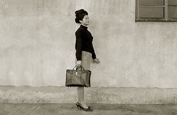 1964년 아모레 브랜드 출시 · 방문판매 도입 - 전통적인 도소매 유통을 탈피해 판매원이 직접 고객을 찾아가는 방문판매 전용 브랜드 '아모레(Amore)' 출시. 훗날 회사 이름의 절반이 된 브랜드의 출발점이다.