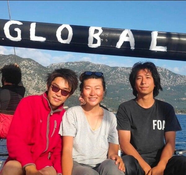 가자 구호선단에 탑승한 한국인 활동가. 왼쪽부터 동현, 아연, 승준씨 [사진=강정친구들]