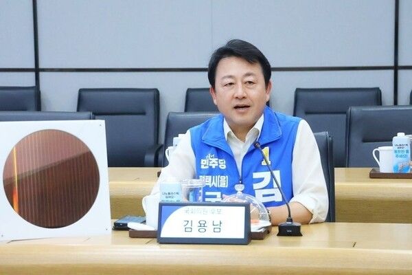 19일 더불어민주당 김용남 평택을 국회의원 재선거 후보가 삼성전자 평택캠퍼스를 방문해 생산시설을 둘러보고 현장 관계자들과 이야기를 나누고 있다. 2026.5.19 [사진=김용남 캠프]