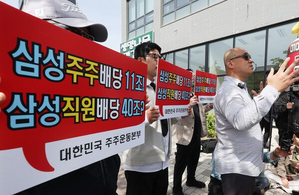 4월 23일&nbsp;삼성전자&nbsp;노동조합 공동투쟁본부 투쟁 결의대회가 열리는 경기도 평택시&nbsp;삼성전자&nbsp;평택캠퍼스 인근에서 노조의 집회에 반대하는 대한민국&nbsp;주주운동본부 관계자들이 결의문을 읽고 있다. [사진=연합뉴스]