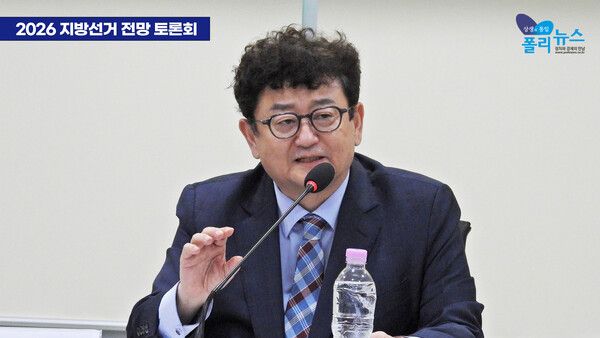 김능구 폴리뉴스 대표가 20일 국회 의원회관에서 열린 '2026 지선 전망 토론회'에서 양당 대표 리더십을 '오만과 조급'이라는 키워드로 평가하며 공천 과정의 문제점과 지방선거 판세에 대해 발언하고 있다. 2026.5.20. [사진=폴리뉴스]