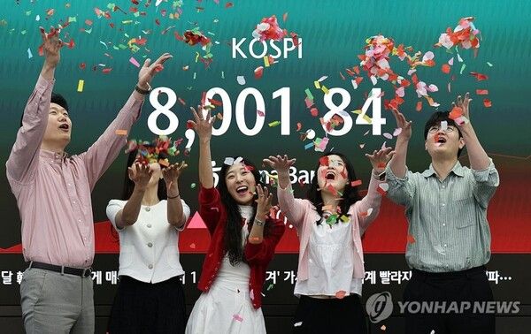 하나은행 본점 딜링룸에서 코스피 8천 기념 세리머니가 진행되고 있다 [사진=연합뉴스]