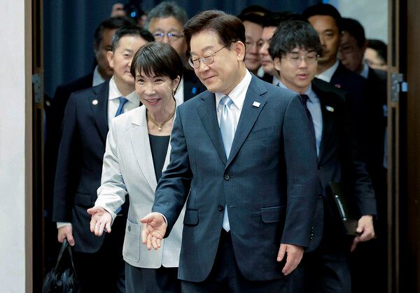 &nbsp;이재명 대통령과&nbsp;다카이치&nbsp;사나에 일본 총리가 19일 경북 안동 한 호텔에서 공동언론발표를 위해 기자회견장에 들어서고 있다. [사진=연합뉴스]