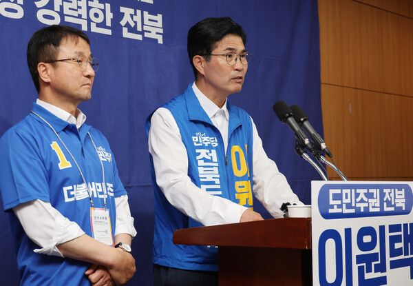 더불어민주당&nbsp;이원택(오른쪽) 전북특별자치도지사 후보가 21일 전북도의회에서 공약 발표 기자회견을 하고 있다. [사진=연합뉴스]