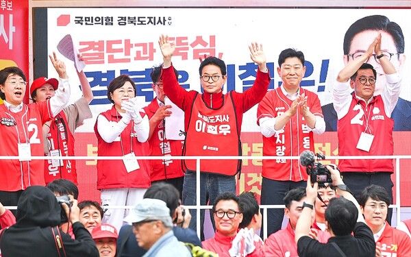 박용선 포항시장 후보와 함께&nbsp;공식 선거운동에 나선&nbsp;국민의힘 이철우 경북도지사 후보 / 사진=이철우 경북도지사 후보 캠프