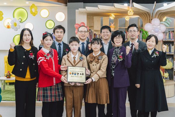 농협은행은 농촌 지역 아동들의 교육·문화 접근성 확대를 위해 '초록사다리×우주공간' 프로젝트를 운영하며 지역 기반 포용금융 활동을 확대하고 있다. 사진은 2024년 11월 강원 태백 함태초등학교에서 열린 프로젝트 1호 완공식 모습. [사진=농협은행]